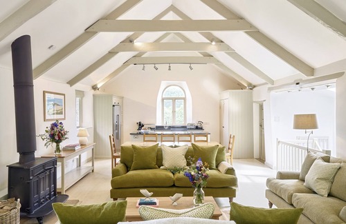 Totnes Cottage | GARDEN HOUSE, family friendly, with pool in Cornworthy