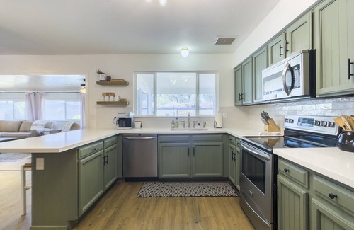 Chandler House | Garden House with 2 Kings, Playroom, and Pool!