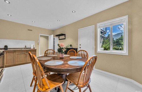 West Vancouver House | Garden level basment , caulfield area