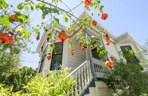 West Alameda House | Garden Level Flat in 1885 Queen Anne Victorian Cottage in Alameda