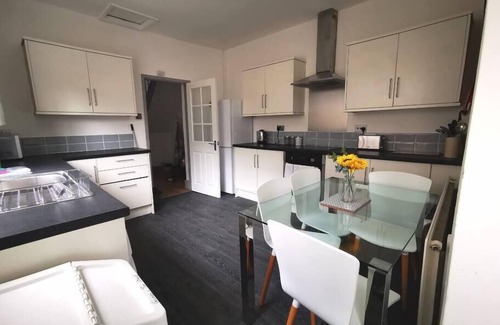 Cwmbrwla Apartment | Garden, Spacious, Parking, TV in All Rooms!