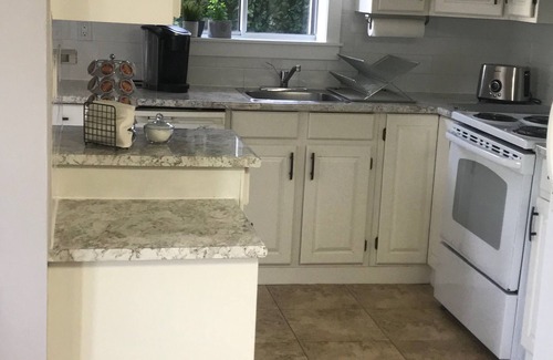 Vernon House | Garden Suite walk 5 minutes to Kalamalka Beach