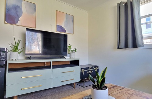 Fort Wayne House | > Garden Suite < Zoo Walking Paths Downtown Parks MarioKart
