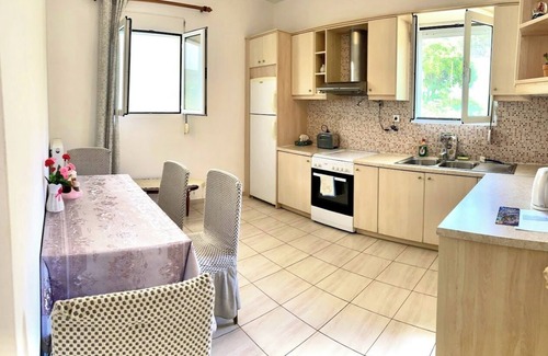 Pigianos Kampos Apartment | Garden view spacious apartment