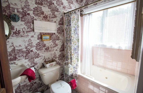 Fifth Ward Bed & Breakfast | Gardenview Bed and Breakfast