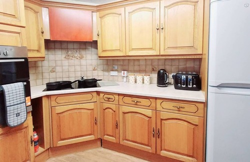 Gillingham House | Garfield Villa-Beautiful 4-Bed House in Gillingham