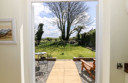 Llanddeusant Cottage | GARNEDD, pet friendly, character holiday cottage in Llanfaethlu