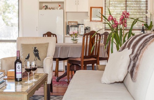 Lovedale Apartment | Gartelmann Studio @ Gartelmanns Wines walk to The Deck Cafe + Wine tasting