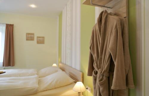 Claussnitz House | Gasthof und Hotel Roter Hirsch
