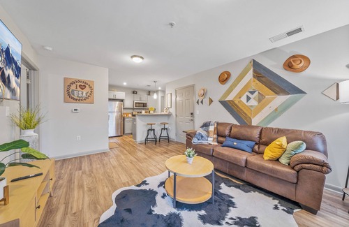 Huntsville Apartment | Gate 9 3 mins-Shop 3 minutes. UAH 5 minutes- Perfect for a Mid term Traveler.