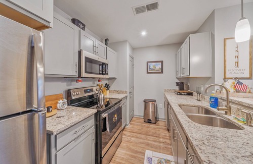 Huntsville Apartment | Gate 9 3 mins-Shop 3 minutes. UAH 5 minutes- Perfect for a Mid term Traveler.