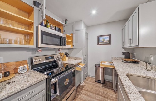 Huntsville Apartment | Gate 9 3 mins-Shop 3 minutes. UAH 5 minutes- Perfect for a Mid term Traveler.