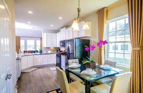Clodine House | Gate Community Resident with Lake View + 5 bedroom