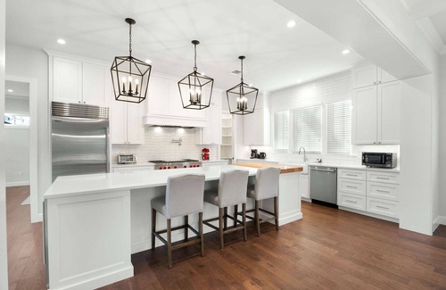 East Cesar Chavez House | Gated 5 Bedroom | Walkable to East Austin