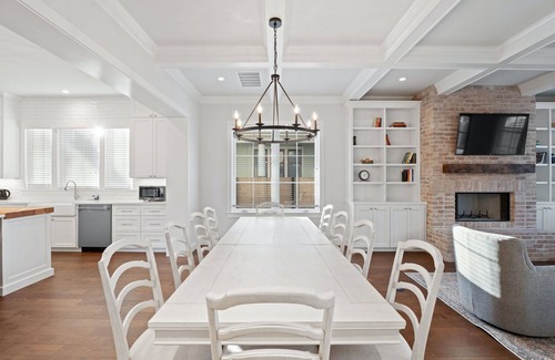 East Cesar Chavez House | Gated 5 Bedroom | Walkable to East Austin