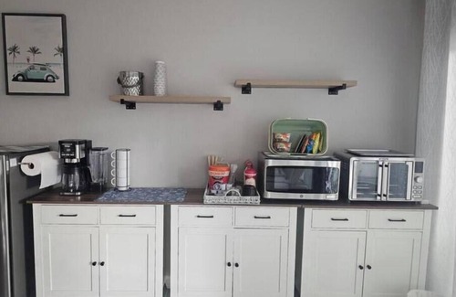 Bedford Apartment | Gated Guesthouse/Pool Near DFW Stadiums & Lakes