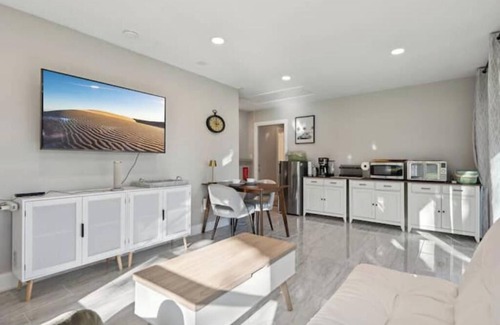Bedford Apartment | Gated Guesthouse/Pool Near DFW Stadiums & Lakes