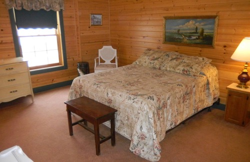 Thompsonville Bed & Breakfast | Gatehouse Bed and Breakfast one mile from Crystal Mountain Family Resort