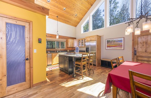 Sisters Cabin | Gateway to Ponderosa Pines-Sisters OR Cabin+Casita