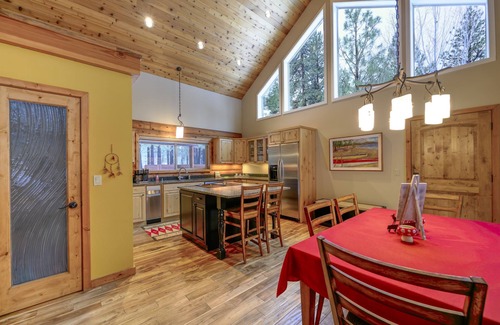 Sisters Cabin | Gateway to Ponderosa Pines-Sisters OR Cabin+Casita