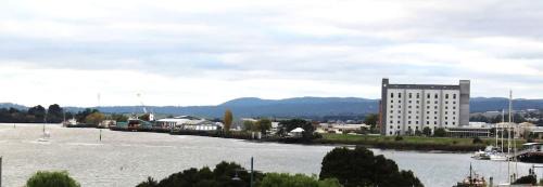 Launceston CBD Apartment | Gateway to The Gorge, Central with Free Parking