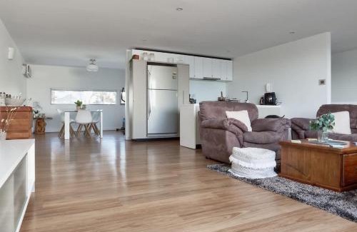 Launceston CBD Apartment | Gateway to The Gorge, Central with Free Parking