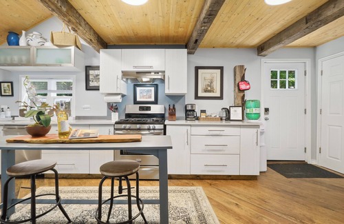 Campbellford Cottage | Gather on the Trent| Waterfront | Boats | Hot Tub | Sauna | Dock