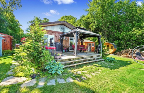 Campbellford Cottage | Gather on the Trent| Waterfront | Boats | Hot Tub | Sauna | Dock