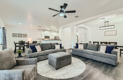 West San Antonio House | Gathering Place 4BR Lackland BMT Seaworld < 4.5mi