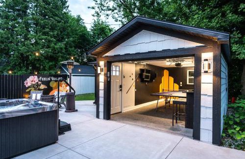 Lake Geneva House | Gatsby Theme Near Downtown with Hot Tub & Game Room