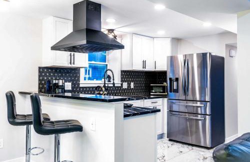 Lake Geneva House | Gatsby Theme Near Downtown with Hot Tub & Game Room