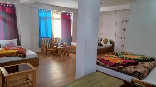 Old Manali House | Gaurav Guest House, Old Manali - Riverside Property ! River & Mountain View !