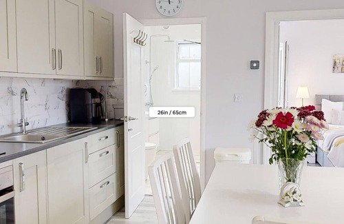 Port Talbot House | Step Free Bungalow/Close To The Beach