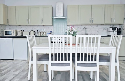 Port Talbot House | Step Free Bungalow/Close To The Beach