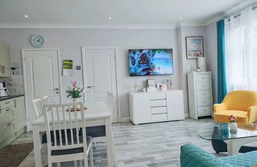 Port Talbot House | Step Free Bungalow/Close To The Beach