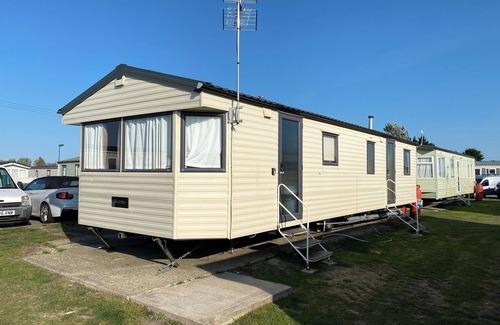 Clacton-on-Sea House | GC132 - Discover Your Perfect Seaside Escape in Clacton-on-Sea!