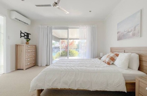 Paradise Point House | GC24 Luxury Waterfront house with Pier&Pool!