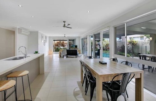 Paradise Point House | GC24 Luxury Waterfront house with Pier&Pool!