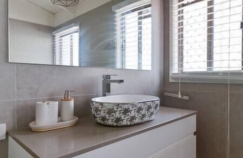 Carrara House | GC98 3BR Family Haven 1.5BA w Parking