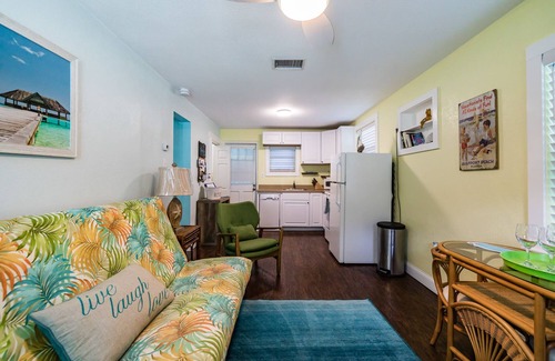 Gulfport Cottage | GECKO COTTAGE ART DISTRICT - PET FRIENDLY