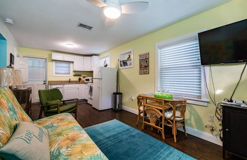 Gulfport Cottage | GECKO COTTAGE ART DISTRICT - PET FRIENDLY