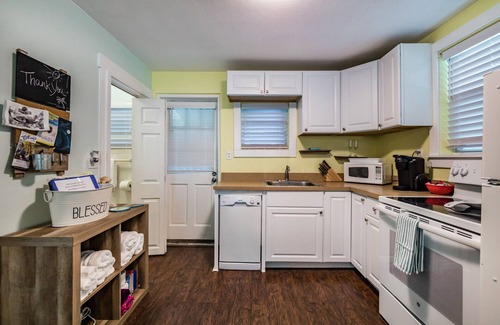 Gulfport Cottage | GECKO COTTAGE ART DISTRICT - PET FRIENDLY