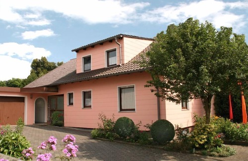 Offingen Apartment | Gemütliche 90 qm große Ferienwohnung mit Erlebnisgarten