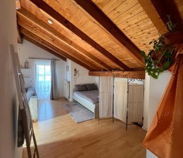 Ainring Apartment | Gemütliche Dachgeschosswohnung mit Balkon