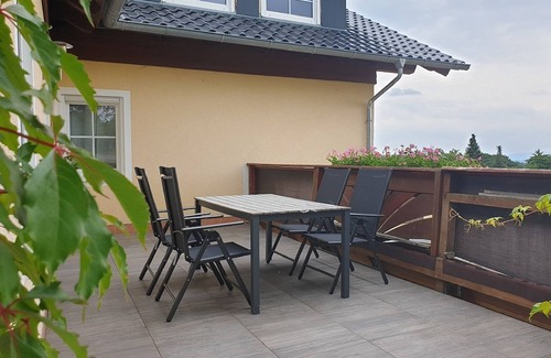 Neubau Apartment | Gemütliche Ferienwohnung mit eigenem Kaminofen und Balkon
