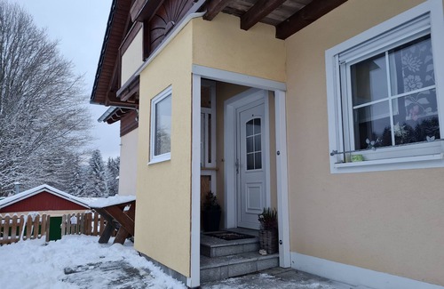 Neubau Apartment | Gemütliche Ferienwohnung mit eigenem Kaminofen und Balkon
