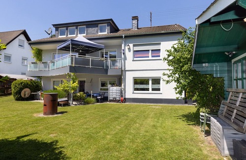 Dahlbruch Apartment | Gemütliche Ferienwohnung 46qm mit Überdachter Terrasse