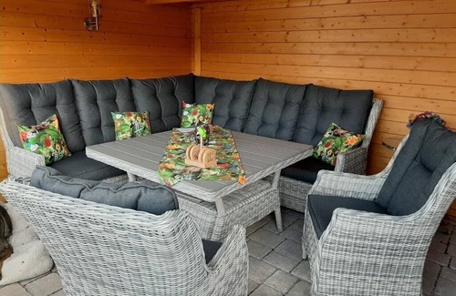 Waldsassen Apartment | Gemütliche Ferienwohung 60qm mit Mehreren Sitzmöglichkeiten im Garten