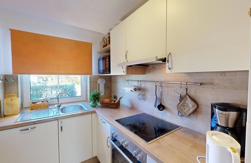 Wenkendorf Apartment | Gemütliche Ferienwohnung mit Kamin für 5 Gäste und Hund auf Fehmarn