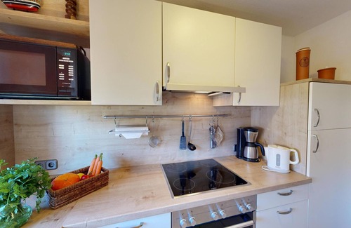 Wenkendorf Apartment | Gemütliche Ferienwohnung mit Kamin für 5 Gäste und Hund auf Fehmarn